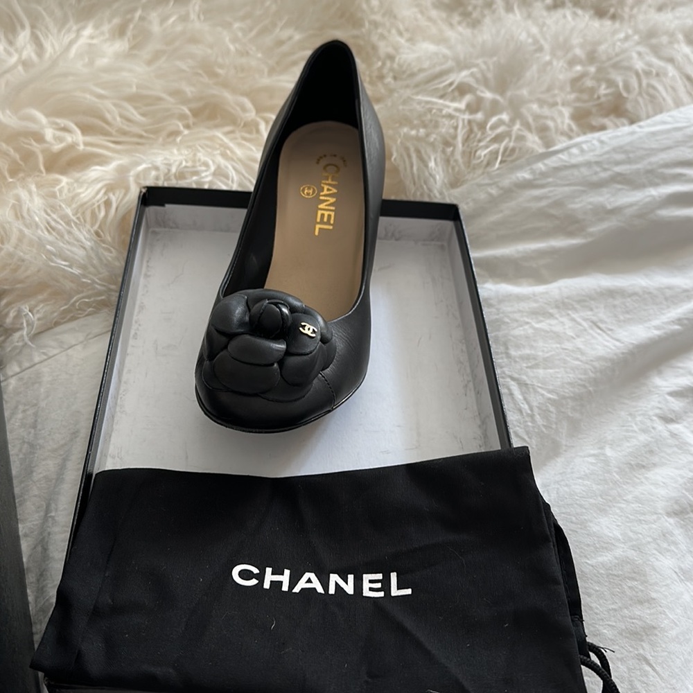 Authentic CHANEL Black Leather Heels with Floral Accent - Picture 11 of 13